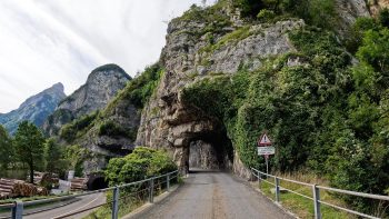 Road-to-Isenthal-in-Switzerland-Swiss-Alps