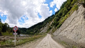 Tiniroto-backcountry-road-in-New-Zealand